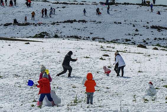 מטיילים משחקים בשלג // צילום: אייל מרגולין- ג'יני